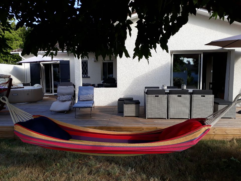Pose de terrasse en caillebotis sur le bassin d'Arcachon en Gironde. 